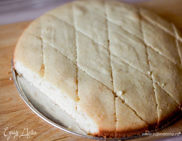 Готовый пирог вынуть из духовки, разрезать на ромбы