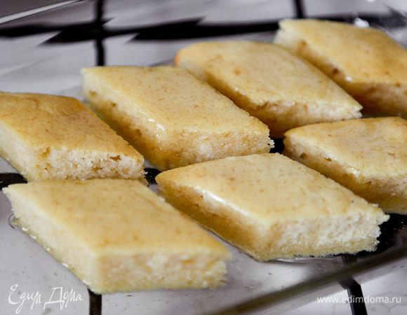 Залить теплым сиропом, оставить на 15-20 мин.пока сироп полностью не впитается