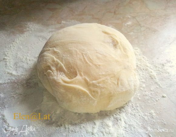 Смешайте яйцо, сметану, соль и масло, затем  постепенно добавляя муку замесите тесто. Тесто должно получится крутым.