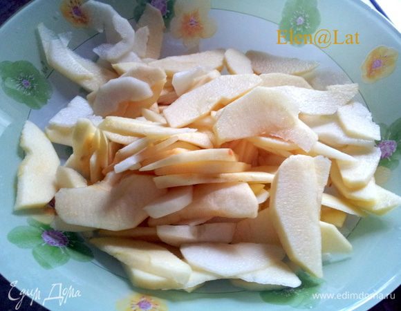 Яблоки и груши очистить от кожуры и семян и нарезать тонкими дольками.
Форму для пирога застелить пергаментом и смазать маслом.