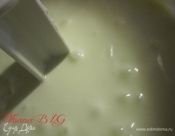 Суфле. Желатин залить кипятком(50 мл), размешать чтобы разошлись все крупинки.Сметану, творог, сахар взбить в блендере, добавить желатин, взбить.