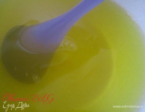 Лимонное желе залить 600 мл горячей воды, хорошо размешать чтобы растаял сахар и крупинки. Поставить в холодильник что бы желе застыло до состояния жидкого киселя.