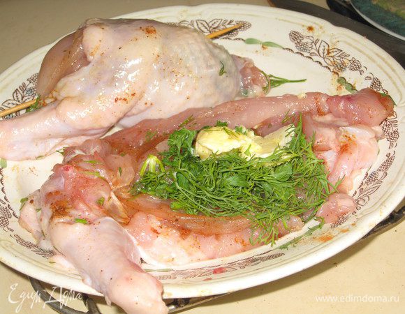 Дополнительно : Фото курицы кобложенной зеленью и кубиком масла перед закладкой  в скороварку