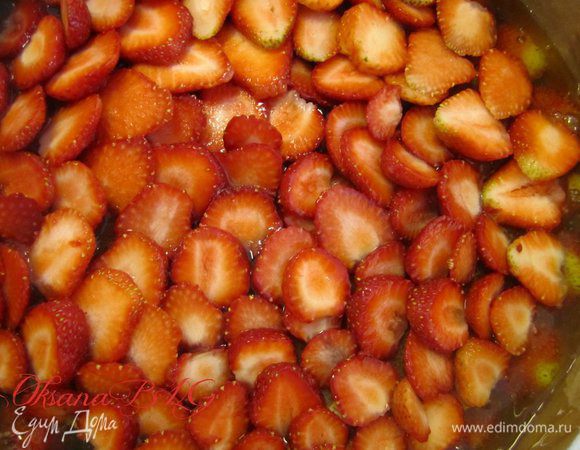 На верх торта выложить остальную клубнику ( порезанную пластинками), залить оставшимся желе.