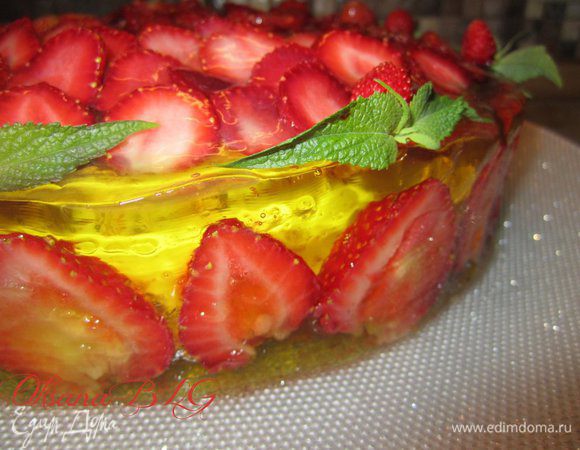 После охлаждения, аккуратно провести тонким ножом по бортикам формы, снять бока формы, аккуратно убрать пергамент и не переворачивая выложить торт на блюдо. По желанию украсить мятой.