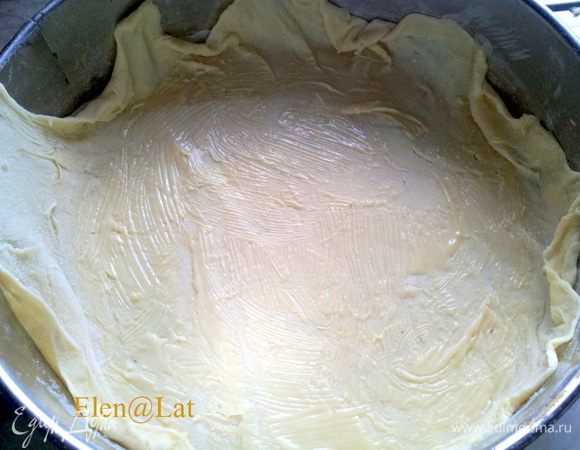 Тесто разделить на 4 части. Одна из частей должна быть чуть больше остальных-это основа. 
Основу для пирога раскататать как можно тоньше и так, чтобы выложив ее в форму она закрывала бортики. Выложите на дно формы первый пласт теста и смажьте растопленным сливочным маслом.