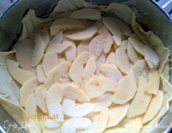 Выложите тонким слоем треть нарезанных фруктов и присыпте третью сахарного песка. 