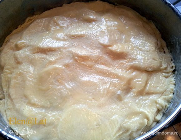  И так же надо поступить с другими частями. Пласт, масло, фрукты, сахар, пласт, масло,фрукты, сахар,пласт. Верхний слой смажьте маслом.