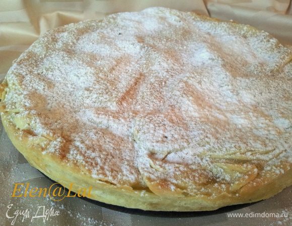 Пирог выпекать в заранее разогретой духовке до 190С, примерно 40-50 минут. Если яблоки и груши были очень сочные, может выделяться сок и тогда этим соком надо поливать сверху пирог. Тогда образуется аппетитная карамельная корочка.
Когда пирог испечется и остынет украсьте по желанию сахарной пудрой.
Приятного аппетита. 
PS: Мой маленький сынок, которому всего годик уплетал этот пирожок за обе щечки и просил дай,дай!!!