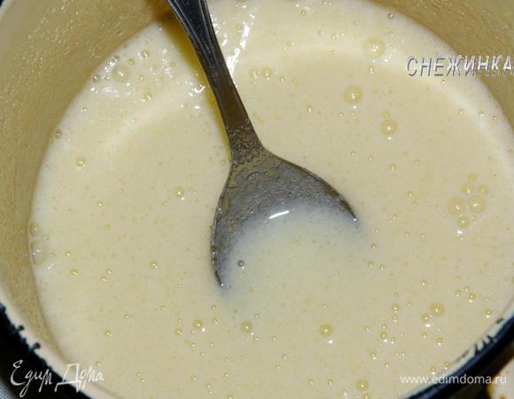 Готовим тесто. Яйца растираем с сахаром до образования пены.