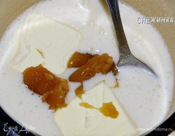 Ставим кастрюльку или сотейник на огонь. Добавляем в яичную массу мёд, маргарин.