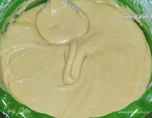 Всыпаем муку и вымешиваем ложкой мягкое, НЕ слишком густое тесто.