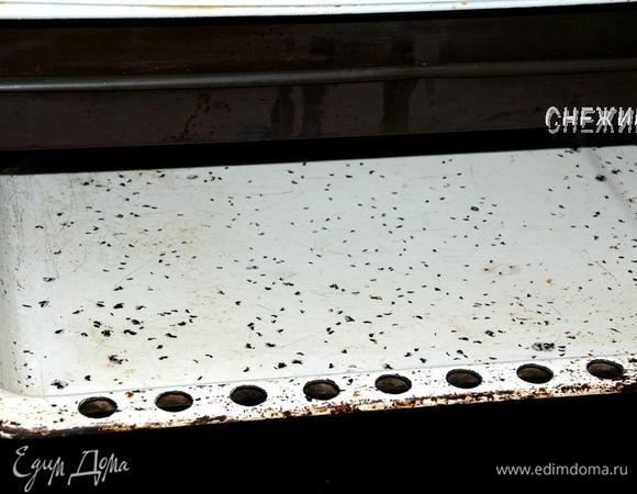 Разогреваем духовку до 180С. Противень подогреваем вместе с разогревом духовки. Я пеку на обычном противне. Если у Вас есть прямоугольный противень небольшой формы, можно использовать его.