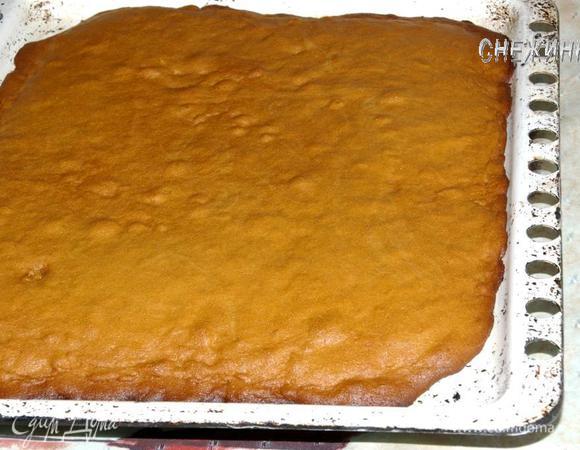 Выпекаем 10-15 минут. Следите за коржом, печется очень быстро! Как только зазолотился, он готов.