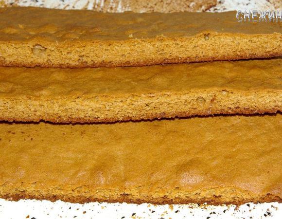 Выпеченный пласт разрезаем поперек на 2 или как у меня 3 коржа. Всё зависит от размеров противня и желаемых размеров торта.