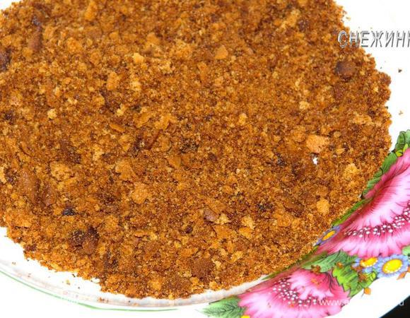 Обрезки коржей измельчаем, это легко делать руками, перетирая пальцами.