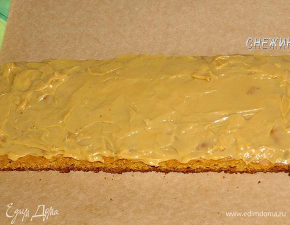 Промазываем вареной сгущенкой.