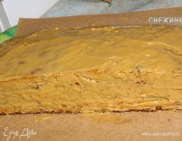 Укладываем остальные коржи с кремом, сверху торт обмазываем со всех сторон сгущенкой.