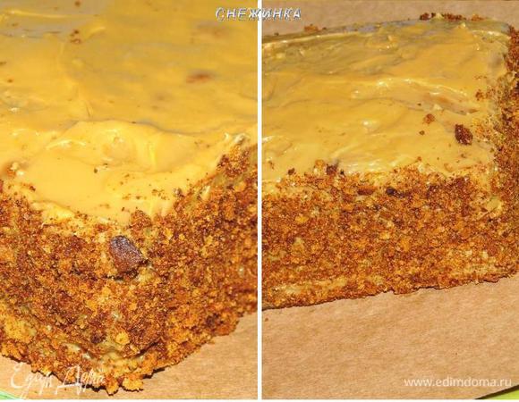Бока торта аккуратно обсыпаем подготовленной крошкой из обрезков.