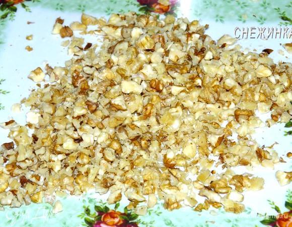 Орехи измельчаем не очень мелко.