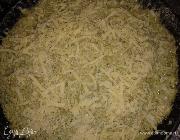 выложить капустную массу,разровнять,посыпать тёртым сыром