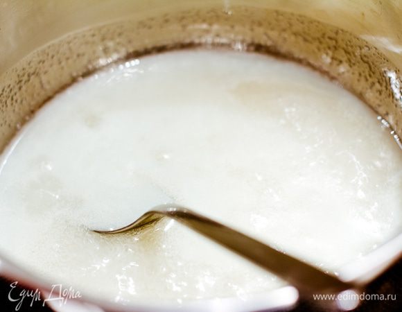 Сварите сироп из молока, сахара и ванильного сахара. Остудите до комнатной температуры