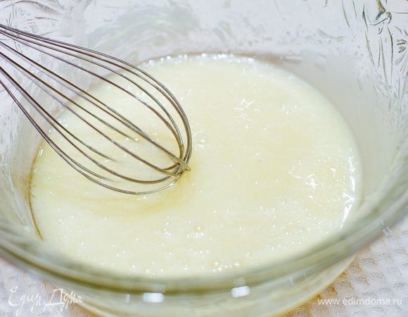 Слегка взбейте размягченное масло, добавьте сироп. Хорошенько размешайте