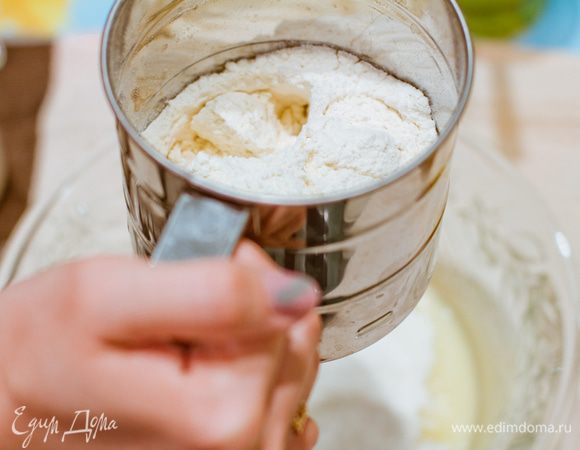 Засыпьте муку, просеянную содой