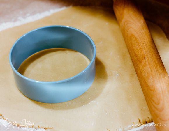 Быстро замесите тесто. Раскатайте тесто толщиной 6-7мм и выемкой вырежьте кружочки