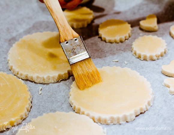 Выложите кружочки на противень, застеленный пергаментом, смажбье коржики желтком с водой.

Выпекайте 12 минут при температуре 210 градусов. Коржики еще теплыми посыпьте сахарной пудрой

Рецепт взят из книги "Выпечка по ГОСТу. Вкус нашего детства". Автор: Ирина Чадеева