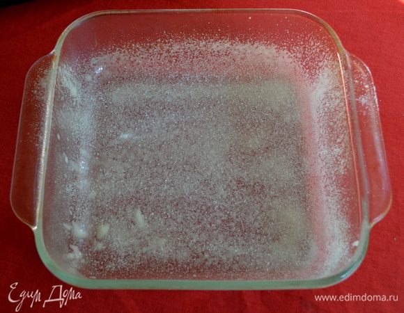 Разогреть духовку до 180гр.
Смазать маслом форму  1/2 стол.л/я использую квадратную форму/.На смазанную форму рассыпать сахар 2стол.л 