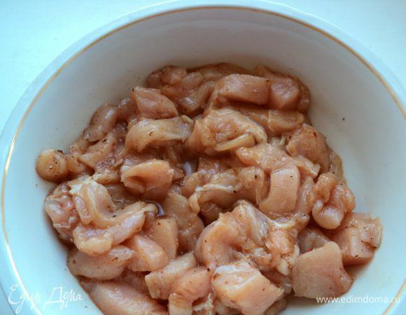 Отварить по отдельности рис и морковку. Куриное филе порезать небольшими кусочками и замариновать  на 15мин в соевом соусе, добавив перец, приправу для курицы, кориандр. 