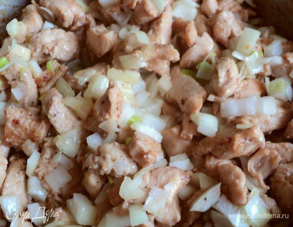 Добавить мелко нарезанный лук и потушить все вместе 3-5мин.