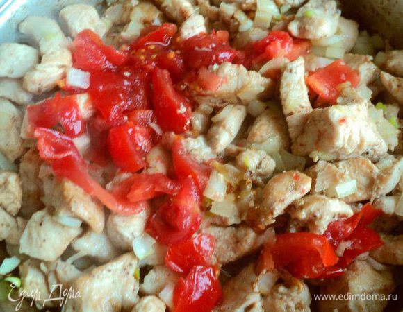 Помидор ошпарить, очистить от кожицы, порезать кубиками и добавить к мясу. Потушить.