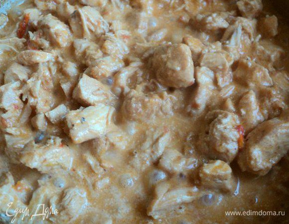 Добавить сметану, немного горячей воды и тушить до готовности и выпаривания жидкости. Немного охладить.