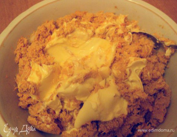 Добавить в паштет размягченное сливочное масло, хорошо перемешать лопаткой. Выложить паштет в лоток и поставить в холодильник.