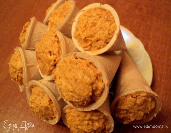 Перед подачей наполнить вафельные рожки паштетом.