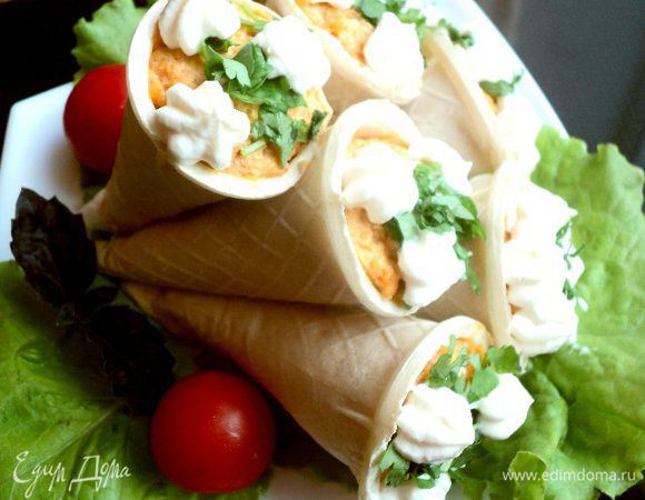 Паштет посыпать петрушкой и украсить сливочным сыром. Подавать как закуску.