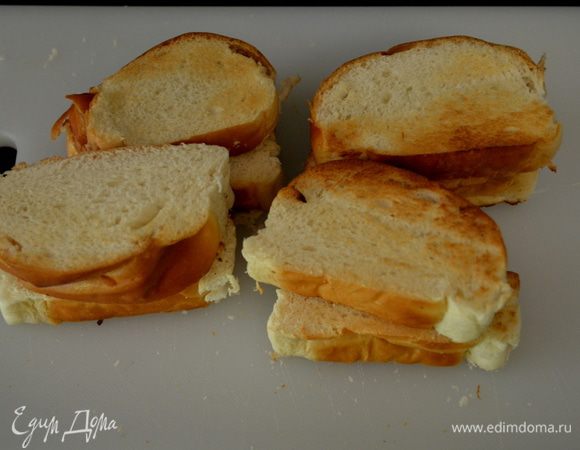 Хлеб поджаренный на тосторе разрезать на кубики. Я использовала итальянскую сладкую булку,кусочки которой меньше хлебного.Поэтому брала по 2 кусочка булки за один кусок хлеба. 