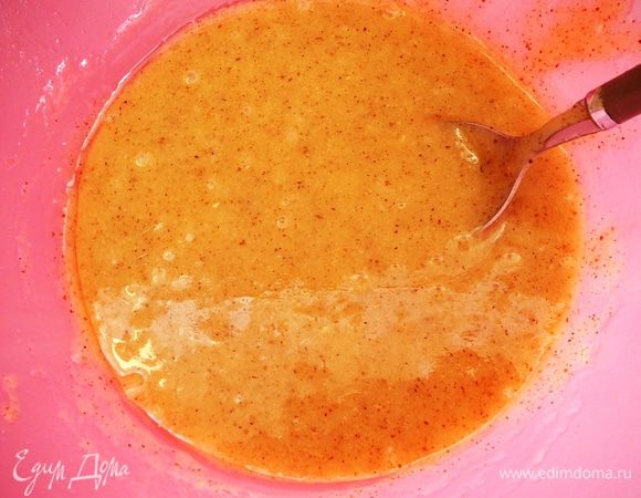 Добавить теплое топленое масло и хорошо перемешать...