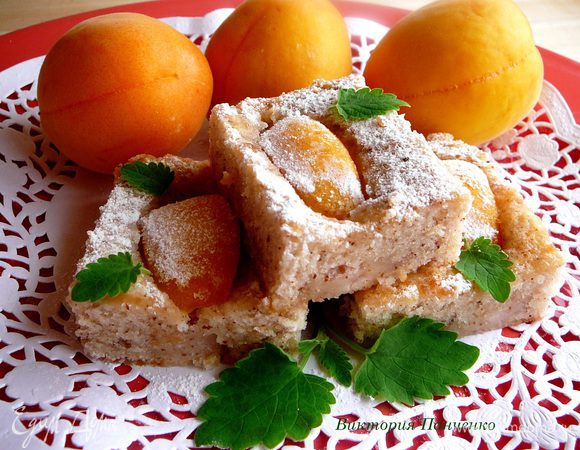 Духовку разогреть до 170 градусов. Вылить тесто в прямоугольную форму и распределить по нему кусочки абрикоса...Выпекать пирог около 30 минут до образования румяной корочки. Перед подачей нарезать на небольшие кусочки и посыпать сахарной пудрой.