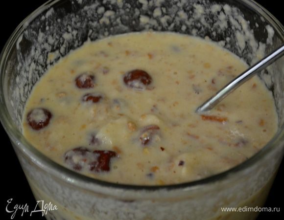 Хлеб порезанный положить в горячее молоко и в слив. масло.Дать ему разойтись,помешивая или в блендаре взбить.Добавить затем все остальные ингридиенты кроме взбитых сливок и перемешать.