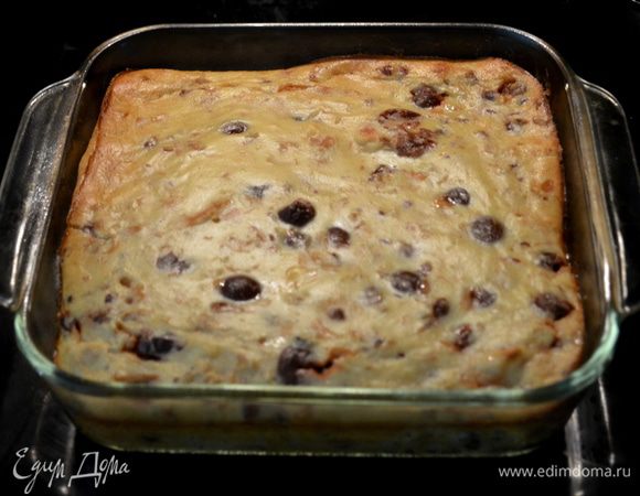 Выложить на форму и выпекать 40мин.
Готовому пудингу дать остыть немного.