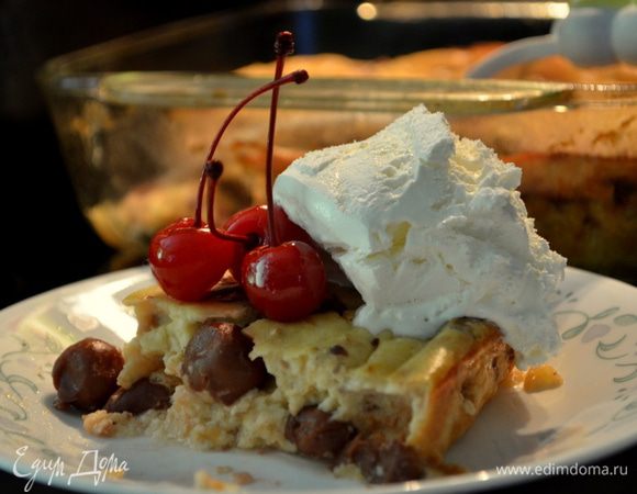 Подавать теплым со взбитыми сливками и украсить вишенками.