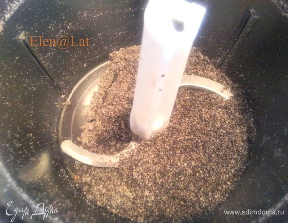 Мак перемолоть, можно размять в ступке.