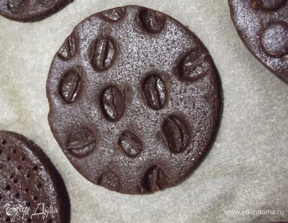 Раскатываем тесто, вырезаем круги и оформляем. Вот это сделано кофейным зерном.