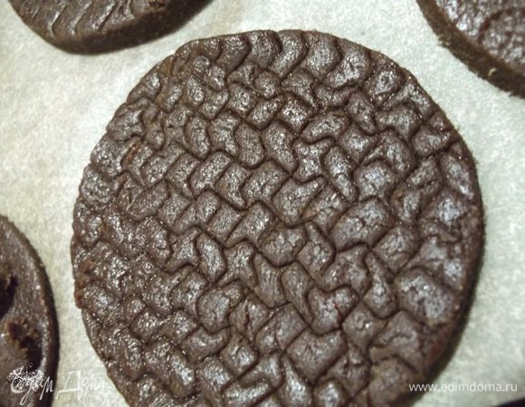 Ножом для картофеля.