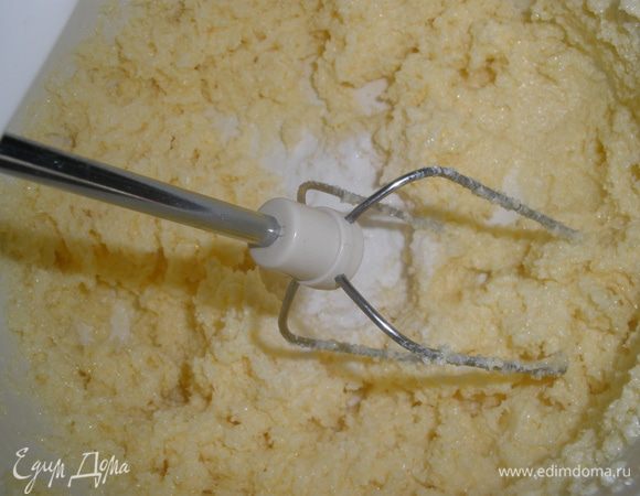 Сливочное масло комнатной температуры взбить с сахаром до пышной однородной массы. 