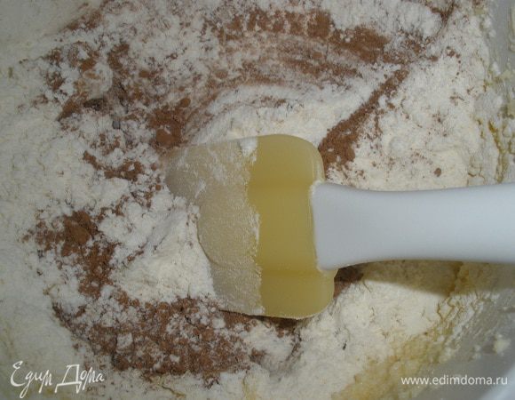 В эту массу просеять муку, добавить разрыхлитель, щепотку соли, какао.