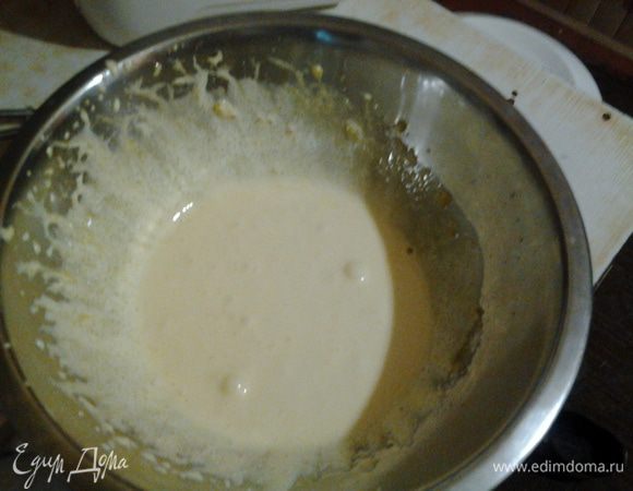 Желтки взбить с 2/3 сахара до светлой густой массы